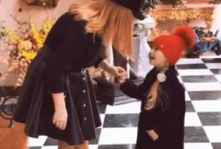 Пугачева в короткой юбке отправилась за подарками мужу и сыну (видео)