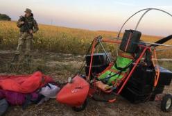 Уловки контрабандистов: на Буковине задержали мотодельтаплан с сигаретами (видео)