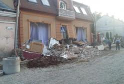 Трагедии чудом удалось избежать: в центре Черновцов обвалился дом (видео)