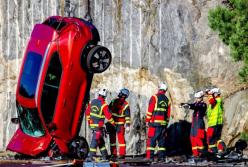 В компании Volvo сбросили автомобили с 30-метровой высоты