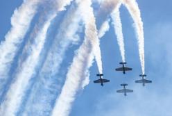 Пилот написал в небе послание о коронавирусе (видео)