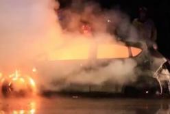 Сильный огонь и дым: в Киеве сгорел автомобиль Seat (видео)