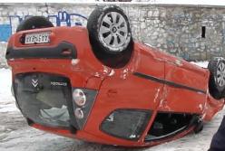 Жуткая авария в центре Киева: авто перевернулось на крышу (видео)