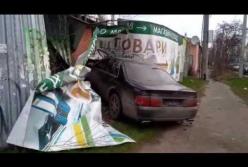 Авария возле школы в Харькове: автомобиль вылетел на тротуар и снес забор (видео)