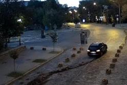 В Киеве пьяный водитель снес бетонные клумбы (видео)