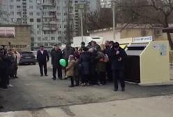 Торжественное открытие мусорки в Росиии насмешило сеть (видео)