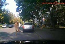 По Днепру бегал голый мужчина под наркотиками (видео 18+)