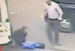 Шокирующие кадры, как вор попал под колеса грузовика (видео)