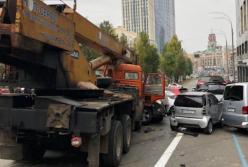 Опубликован момент масштабного ДТП автокрана в Киеве с камеры наблюдения (видео)