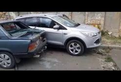 Курьезное ДТП в Николаеве: автомобиль без водителя врезался в трамвай и еще две машины (видео)