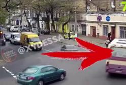 Появилось видео, как в Одессе женщина выпала из маршрутки на ходу (видео)