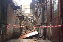 ЧП в Ялте: жителям пришлось эвакуировать через окна и потолок (видео)