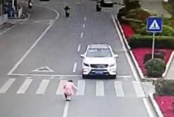 Как вежливая девочка благодарила авто на переходе (видео)