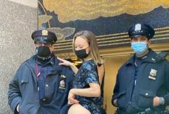 Instagram-модель "подбодрила" полицейских, подняв платье (видео)