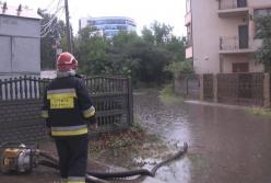 В Хмельницком ливни затопили рынок и улицы города (видео)