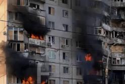 "Перемир’я Путіна": у Херсоні дрони атакували житловий будинок, палають 6 квартир (відео)