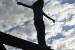 В Киеве женщина хотела спрыгнуть с путепровода (видео)