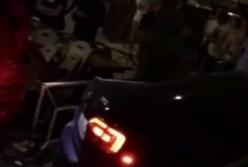 В Киеве автомобиль врезался в летнюю площадку кафе (видео)