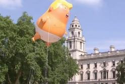 Злой Трамп в памперсе: полет над Лондоном (видео)