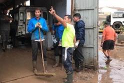 По колено в грязи: звезда тенниса Рафаэль Надаль убирал улицы после потопа на Майорке (видео)