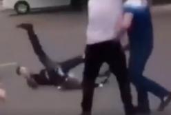 В Киеве хулиган избил семью с ребенком (видео)