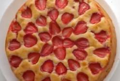 Ароматная клубничная шарлотка: вкуснее не бывает (видео)