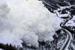 Снеголавинная опасность в Карпатах: страшная непогода накрыла Украину (видео)