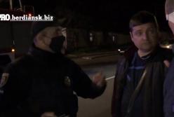 В Бердянске перевернулся Mercedes. Очевидцы задержали пьяных участников ДТП (видео)