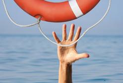 Спас утопающую, не вынимая сигареты изо рта (видео)