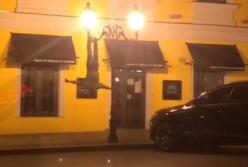 В Одессе трюкач показывал мастерство на уличном фонаре (видео)