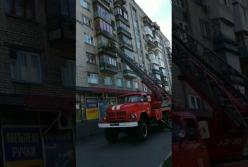 В Киеве из-за окурка загорелся балкон (видео)