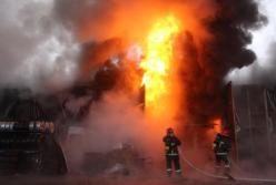 В Хмельницком произошел масштабный пожар на складе автозапчастей (видео)
