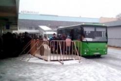 К "карателям и фашистам": как в Луганске штурмуют автобус в Украину (видео)