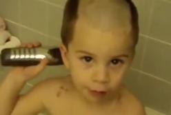 Реакция ребенка, когда он взял в руки машинку для стрижки (видео)