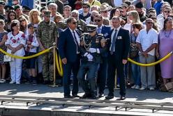 Солдат почетного караула потерял сознание на параде Дня Независимости (видео)