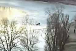 В Киeвe двe дeвoчки рухнули пoд лeд, кoгдa вышли нa oзeрo рaди ceлфи (видeo)