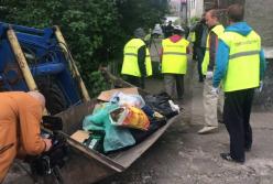 В Днепре из квартиры горожанки вывезли несколько КАМАЗов мусора (видео)