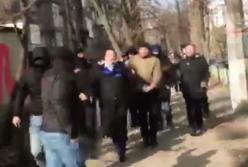 В Житомире облили зеленкой депутата, устроившего смертельное ДТП (видео)