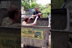 В Харькове мужчина обокрал магазин и спрятался в мусорном баке (видео)