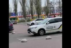 В Херсоне патрульные на машине гонялись за велосипедистом без маски (видео)