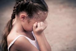 В Мукачево двое пьяных мужчин цеплялись к малолетним девочкам (видео)