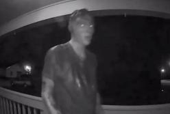 "Зомби-вор" пытался выбить дверь дома в США (видео)