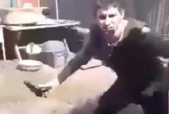 Это премия Дарвина: боевик "ДНР" рисуясь, выстрелил в себя (видео)