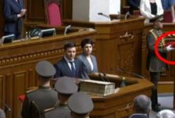 Тайные знаки? На инаугурации Зеленского упало удостоверение президента (видео)