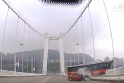 Смертельная авария: автобус с 15 пассажирами упал с моста в реку из-за драки (видео)