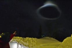 На севере России заметили редкое явление - «черную дыру» в небе (видео)