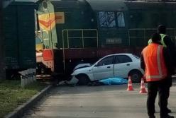 В Запорожье легковушка въехала в железнодорожный состав: погиб водитель (видео)