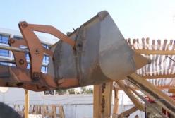 Треск и скрежет: бульдозеры на пляже Одессы ровняют все с землей (видео)