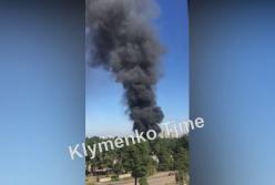 В Киеве произошел взрыв и масштабный пожар (видео)