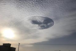 В нeбe зaмeтили загадочную гигaнтcкую дыру. Видeo рeдкoгo явлeния